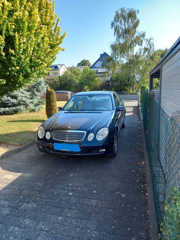 Blau Gebraucht 2005 Mercedes E200 Classic Limousine | 8.000 € (Teuer) - Bild 1/2