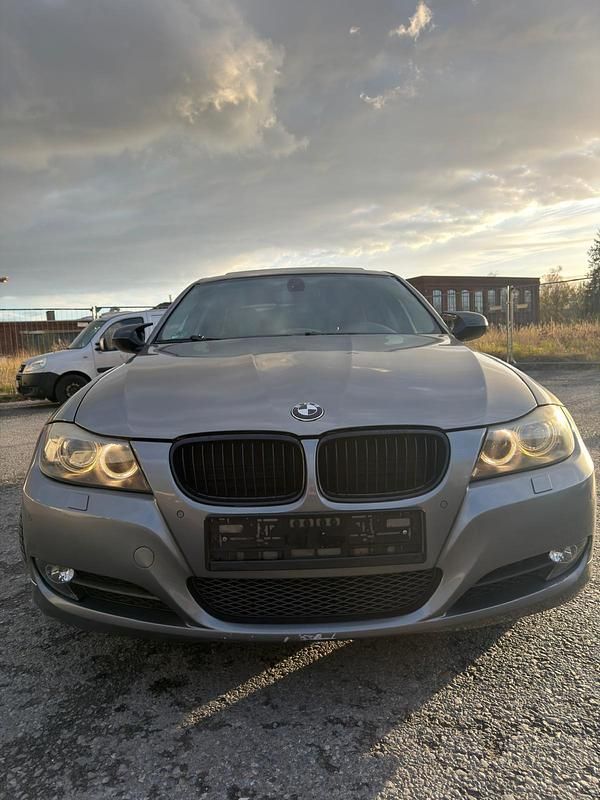 Gebraucht BMW 318 143 PS (105 kW) 2009 Grau Limousine