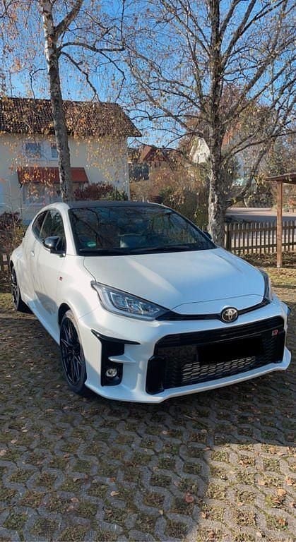 Weiß Gebraucht 2021 Toyota Yaris Limousine | 31.490 € (Fairer Preis) - Bild 1/4