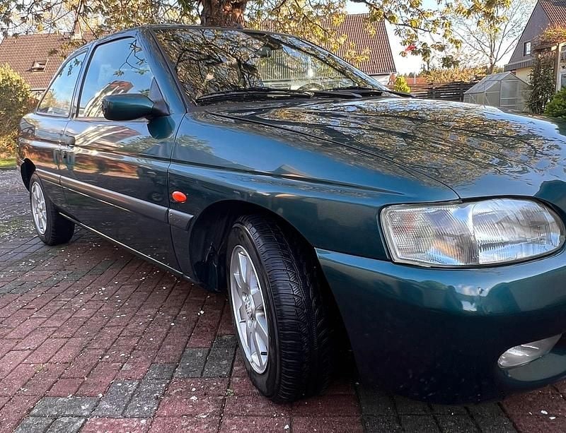 Grün Gebraucht 1998 Ford Escort Coupé | 3.100 € - Bild 1/4