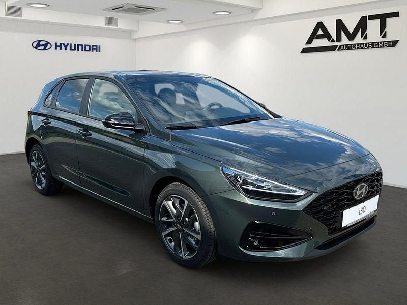 Neu Hyundai i30 Advantage 140 PS (102 kW) 2025 Cypress green / mic Limousine