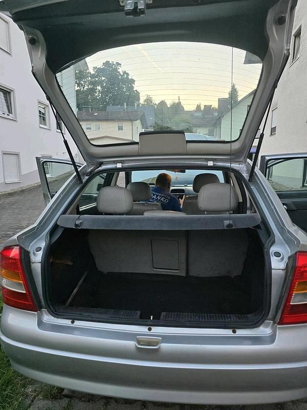 Używany Opel Astra 90 KM (66 kW) 2007 Srebrny Sedan/Limuzyna