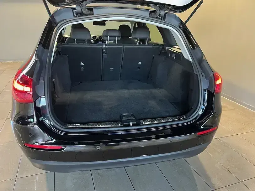 Gebraucht Mercedes C220 200 PS (147 kW) 2023 Schwarz Limousine