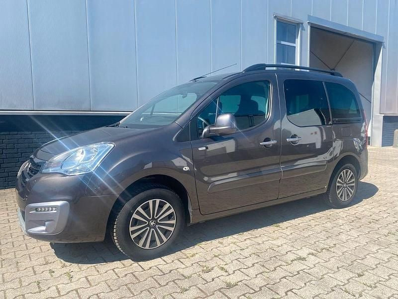 Grau Gebraucht 2017 Peugeot Partner Tepee Van / Kleinbus | 9.999 € (Fairer Preis) - Bild 1/4