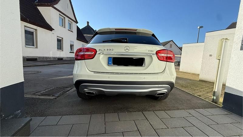 Gebraucht Mercedes GLA220 170 PS (125 kW) 2015 Weiß SUV