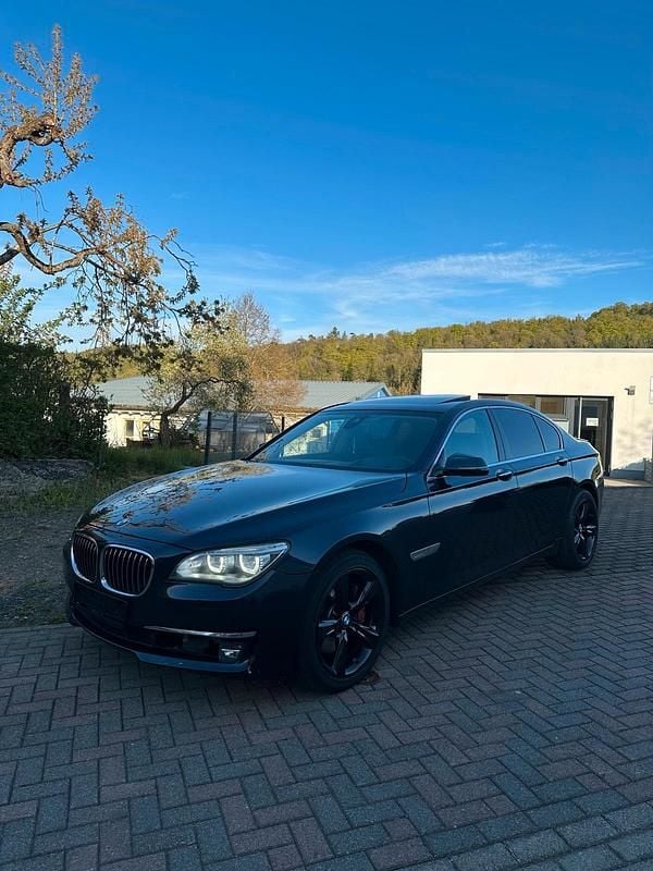 Second-hand BMW 740 313 CP (230 kW) 2013 Albastru Berlinǎ