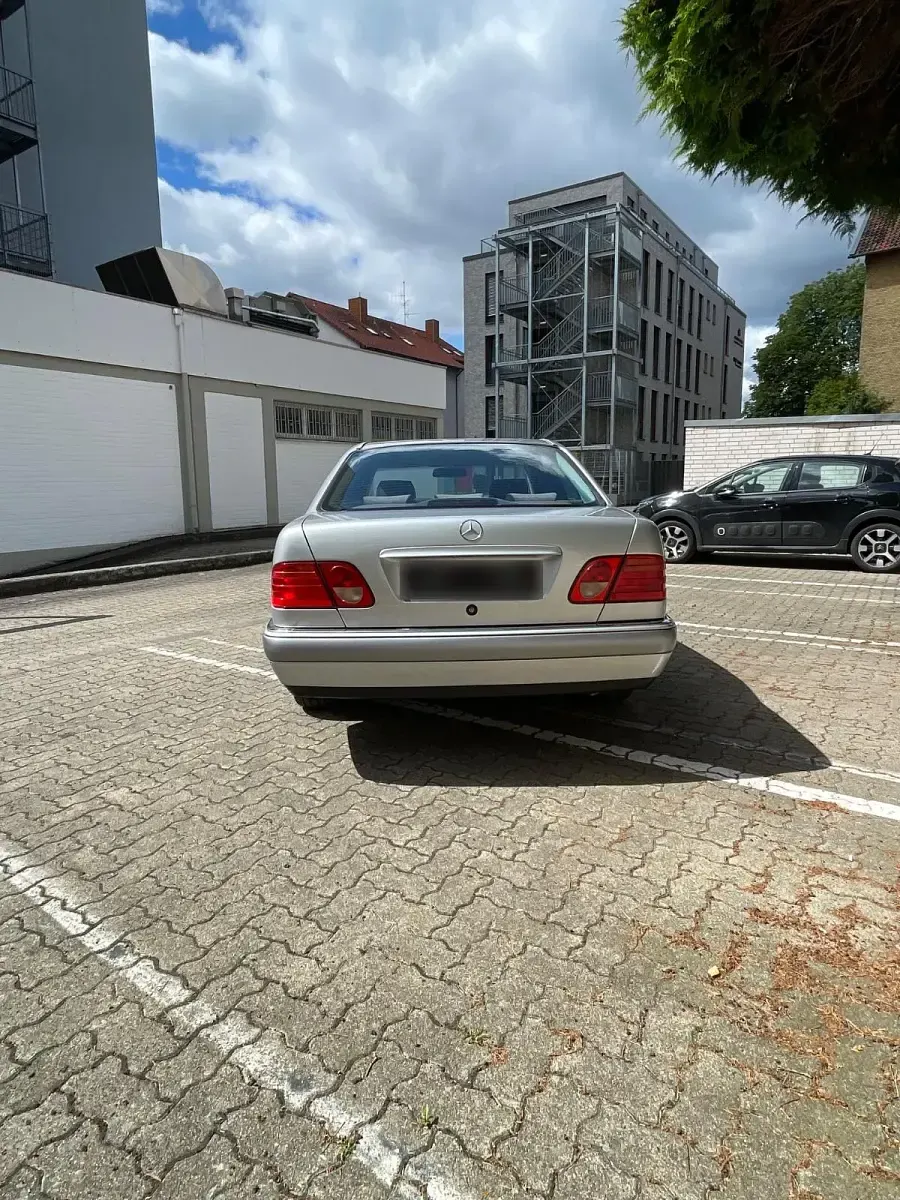 Gebraucht Mercedes E240 Elegance 170 PS (125 kW) 1998 Silber Limousine