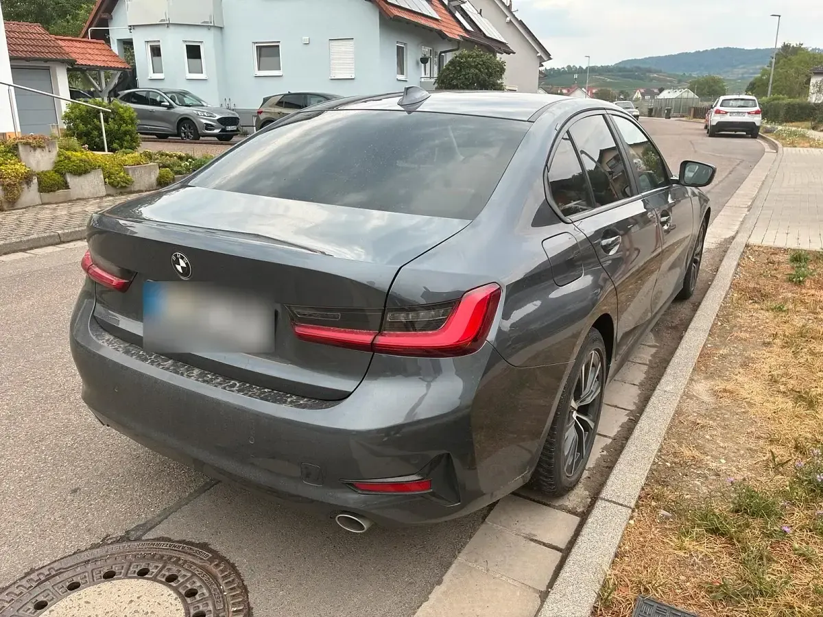 Gebraucht BMW 318 Sport Line 150 PS (110 kW) 2019 Grau Limousine