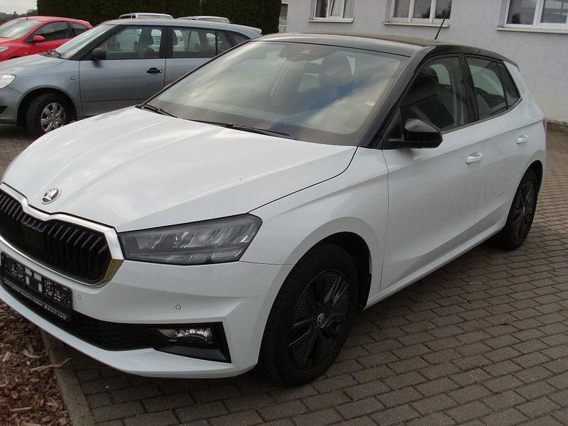 Weiß Gebraucht 2023 Skoda Fabia Style Limousine | 15.550 € (Superpreis) - Bild 1/4