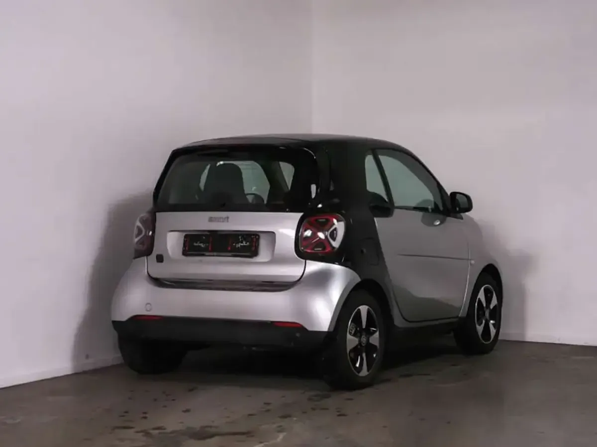 Gebraucht Smart ForTwo Electric Drive Exclusive 60 kW (82 PS) 2024 Bodypanels in cool silver (metallic) Coupé