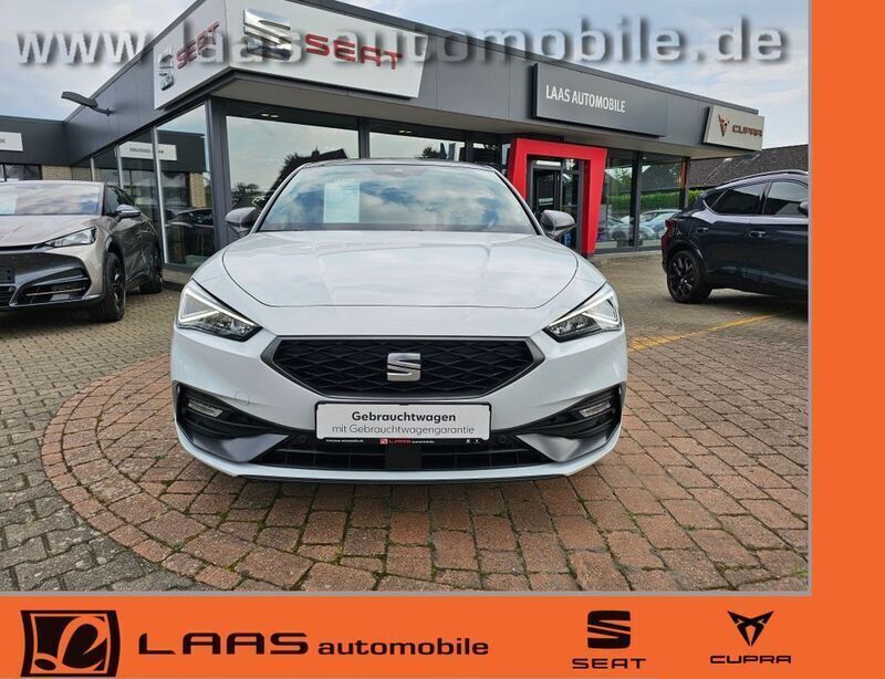 Weiß Gebraucht 2023 Seat Leon FR Limousine | 29.590 € (Fairer Preis) - Bild 1/4