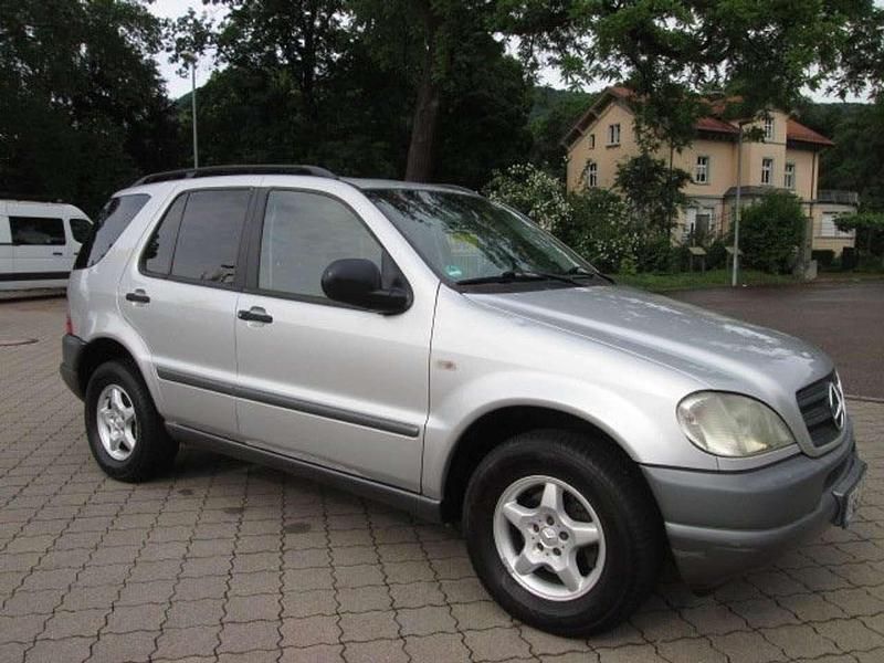 Silber Gebraucht 2001 Mercedes ML320 SUV | 4.444 € (Fairer Preis) - Bild 1/4