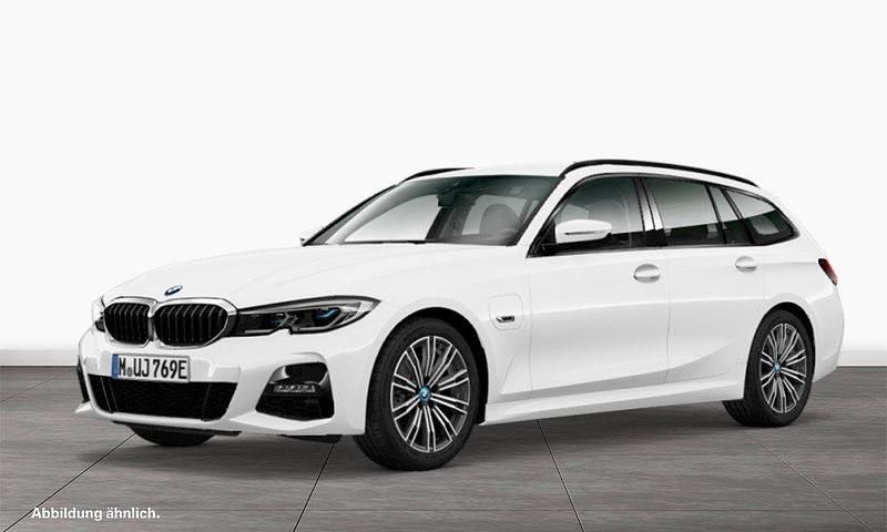 Alpinweiß uni Gebraucht 2022 BMW 330e M Sport Kombi | 31.500 € (Guter Preis) - Bild 1/3