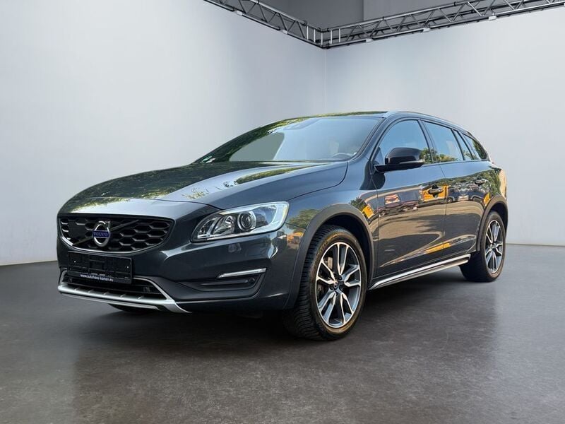 Grau Gebraucht 2017 Volvo V60 CC Summum Kombi | 17.990 € (Superpreis) - Bild 1/4