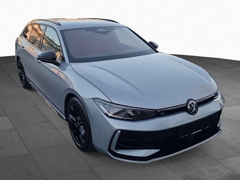 Gebraucht VW Passat R-line 265 PS (194 kW) 2025 Oyster silver metallic Kombi