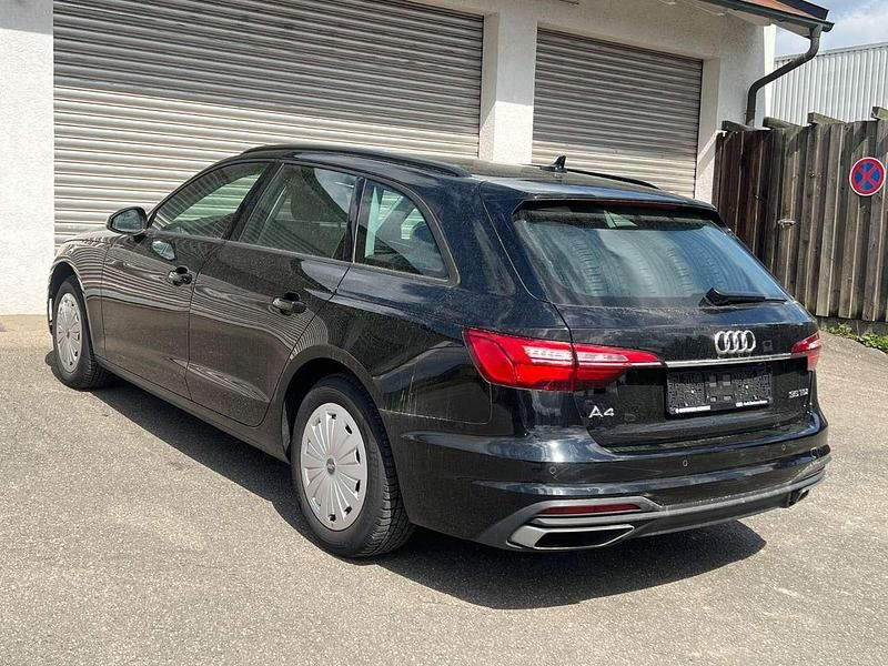 Gebraucht Audi A4 163 PS (119 kW) 2022 Schwarz Kombi