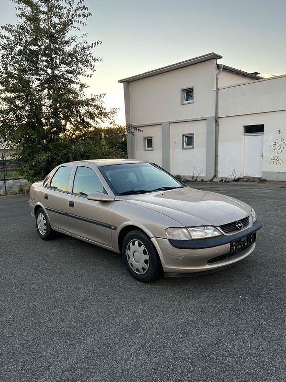 Grau Gebraucht 1998 Opel Vectra Limousine | 1.000 € (Superpreis) - Bild 1/4