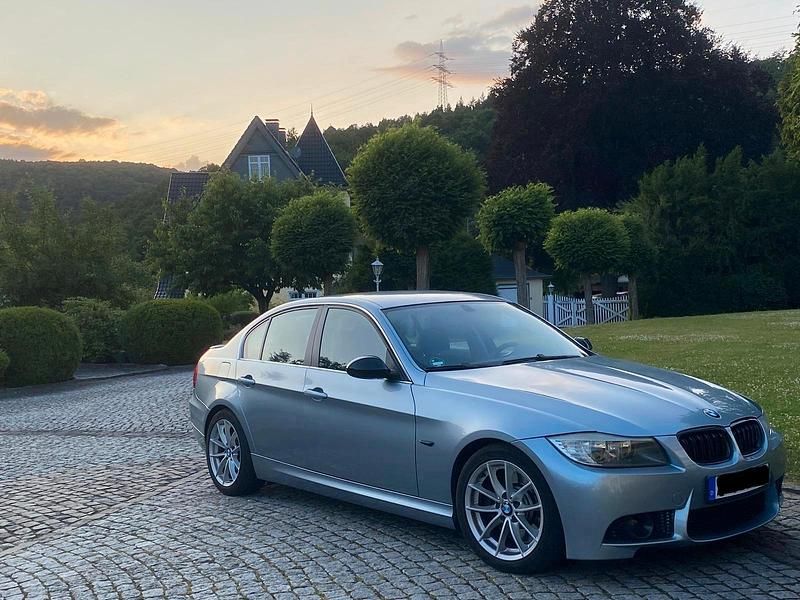 Second-hand BMW 330 310 CP (228 kW) 2009 Albastru Berlinǎ