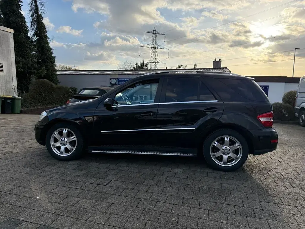 Gebraucht Mercedes ML350 231 PS (169 kW) 2010 Schwarz SUV
