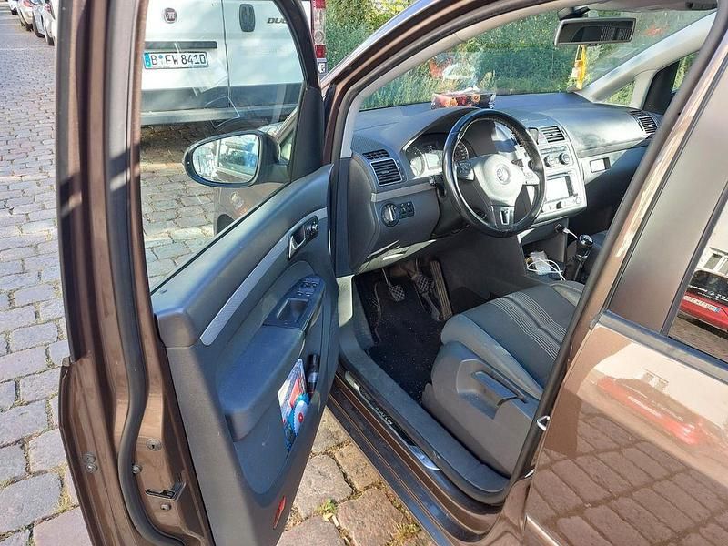 Braun Gebraucht 2012 VW Touran Match Van / Kleinbus | 7.890 € (Fairer Preis) - Bild 1/4