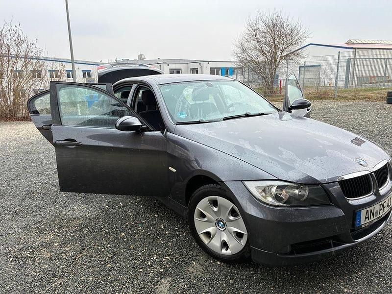 Gebraucht BMW 320 129 PS (94 kW) 2007 Grau Limousine