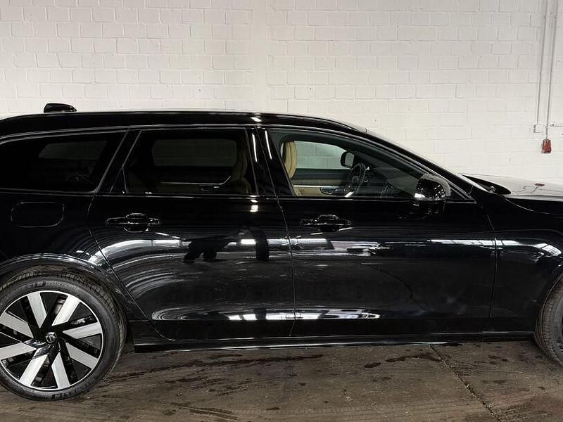 Second-hand Volvo V90 Plus 253 CP (186 kW) 2024 Negru Break