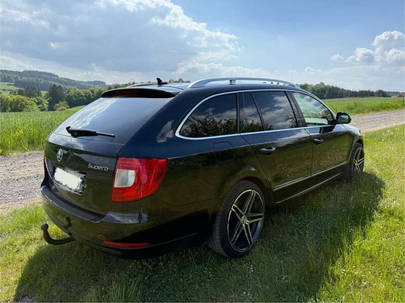 Schwarz Gebraucht 2011 Skoda Superb Elegance Kombi | 7.000 € (Fairer Preis) - Bild 1/4