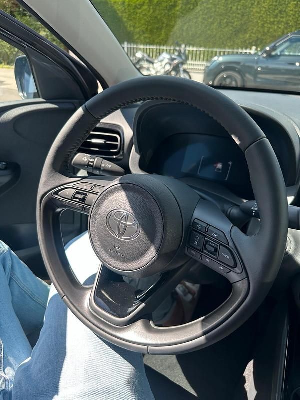 Gebraucht Toyota Yaris Comfort 116 PS (85 kW) 2025 Schwarz Kleinwagen