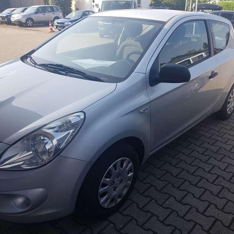 Silber Gebraucht 2009 Hyundai i20 Classic Limousine | 3.500 € (Etwas zu teuer) - Bild 1/4