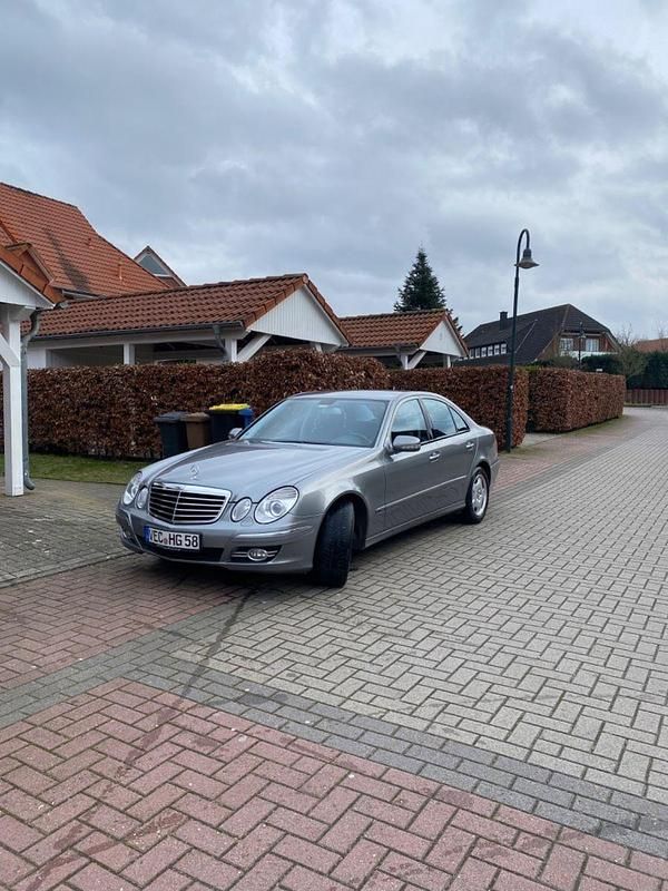 Silber Gebraucht 2008 Mercedes E220 Avantgarde Limousine | 4.850 € (Fairer Preis) - Bild 1/4
