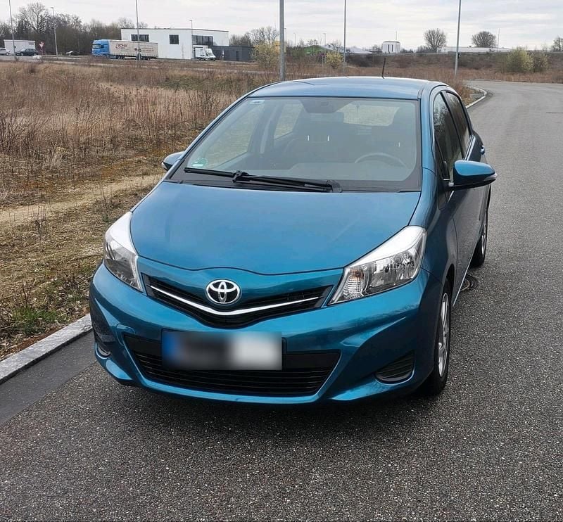 Gebraucht Toyota Yaris 99 PS (72 kW) 2014 Blau Kleinwagen