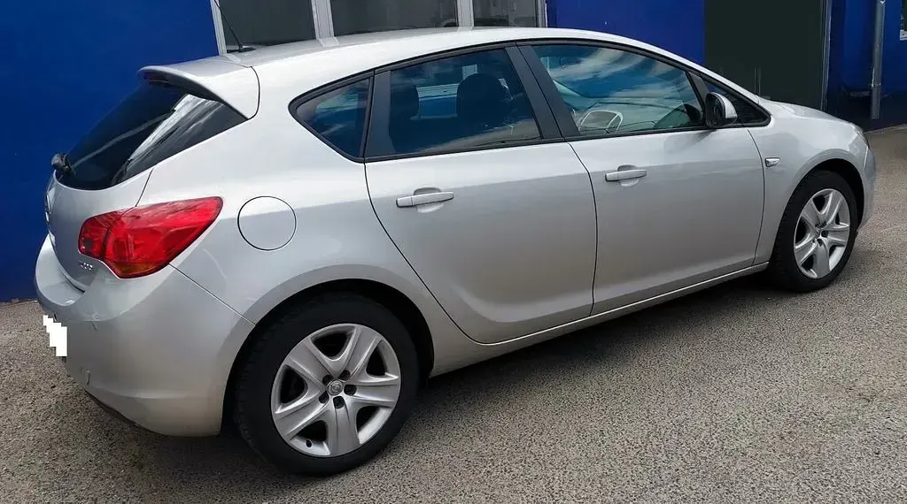 Używany Opel Astra 140 KM (102 kW) 2012 Srebrny Sedan/Limuzyna