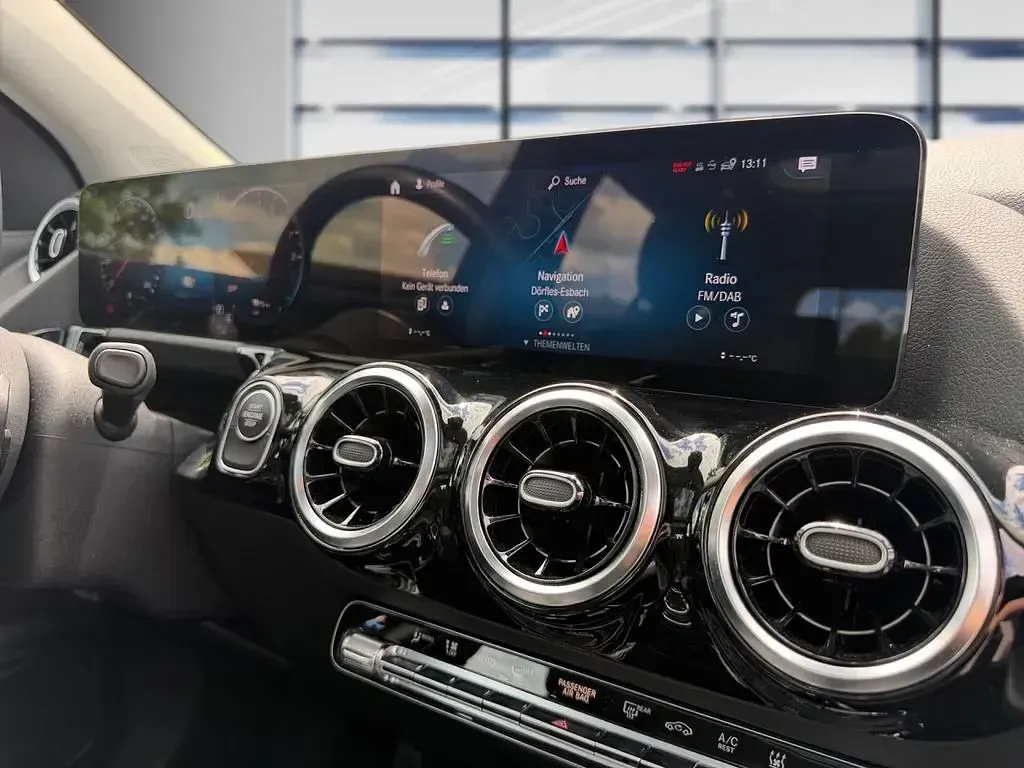 Second-hand Mercedes GLA250 Progressive 160 CP (117 kW) 2023 Negru SUV