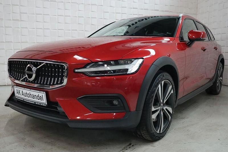 Rot Gebraucht 2020 Volvo V60 CC Pro Kombi | 24.890 € (Guter Preis) - Bild 1/4