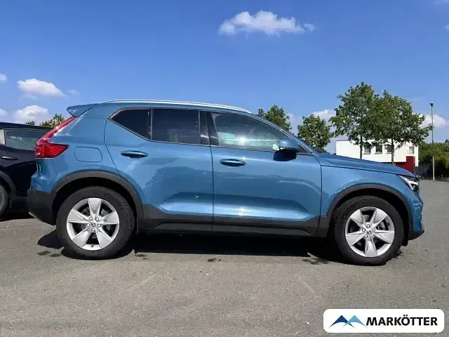 Gebraucht Volvo XC40 Core 163 PS (119 kW) 2023 Fjord blue / metallic SUV