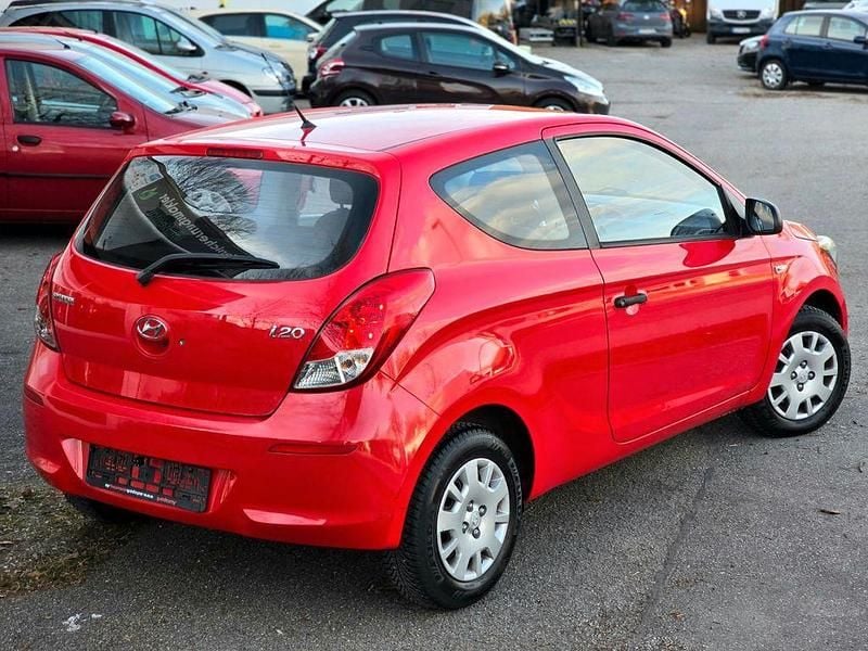 Gebraucht Hyundai i20 Trend 86 PS (63 kW) 2013 Rot Kleinwagen