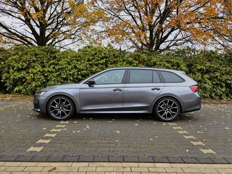 Grau Gebraucht 2025 Skoda Octavia Sport Kombi | 33.500 € (Guter Preis) - Bild 1/4