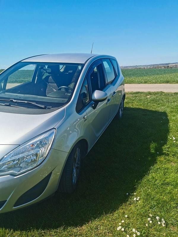 Second-hand Opel Meriva Active 101 CP (74 kW) 2013 Argintiu Monovolum