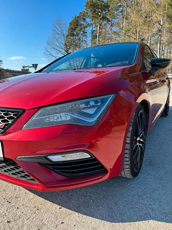 Używany Seat Leon CUPRA 300 KM (220 kW) 2017 Czerwony Sedan/Limuzyna