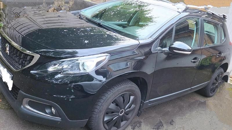 Schwarz Gebraucht 2019 Peugeot 2008 Active SUV | 10.900 € (Superpreis) - Bild 1/4