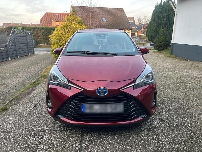 Rot Gebraucht 2017 Toyota Yaris Hybrid Kleinwagen | 10.000 € (Guter Preis) - Bild 1/4