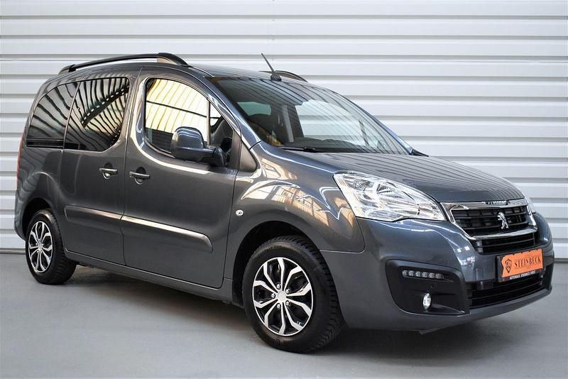 Grau Gebraucht 2017 Peugeot Partner Tepee Allure Van / Kleinbus | 10.490 € (Etwas zu teuer) - Bild 1/4