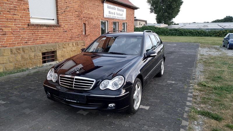 Schwarz Gebraucht 2004 Mercedes C220 Avantgarde Kombi | 2.800 € (Fairer Preis) - Bild 1/4