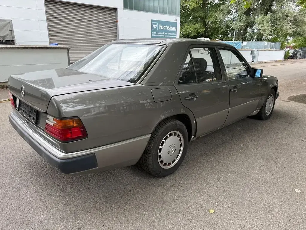 Gebraucht Mercedes E230 132 PS (97 kW) 1991 Grau Limousine