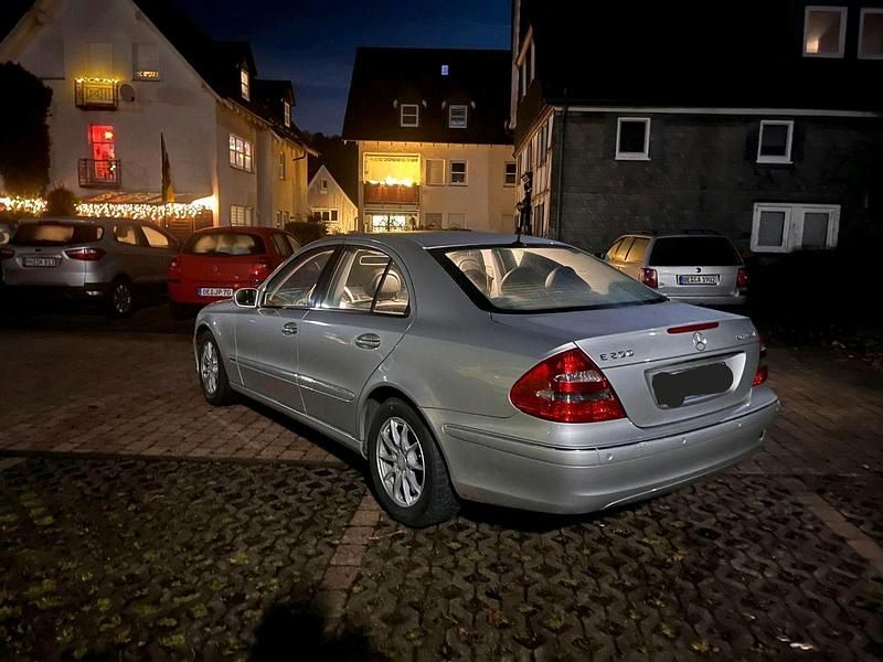 Gebraucht Mercedes E200 163 PS (119 kW) 2003 Grau Limousine