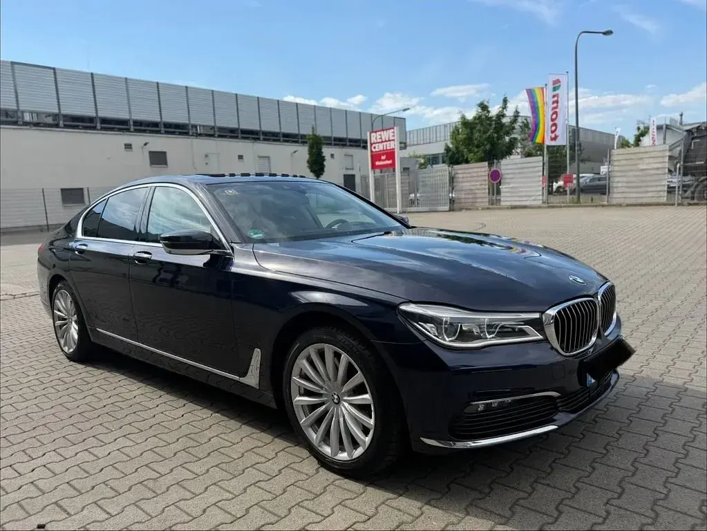 Gebraucht BMW 740 Sport Line 320 PS (235 kW) 2018 Blau Limousine