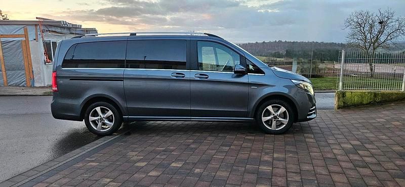 Grau Gebraucht 2016 Mercedes V250 Avantgarde Van / Kleinbus | 43.900 € (Fairer Preis) - Bild 1/4