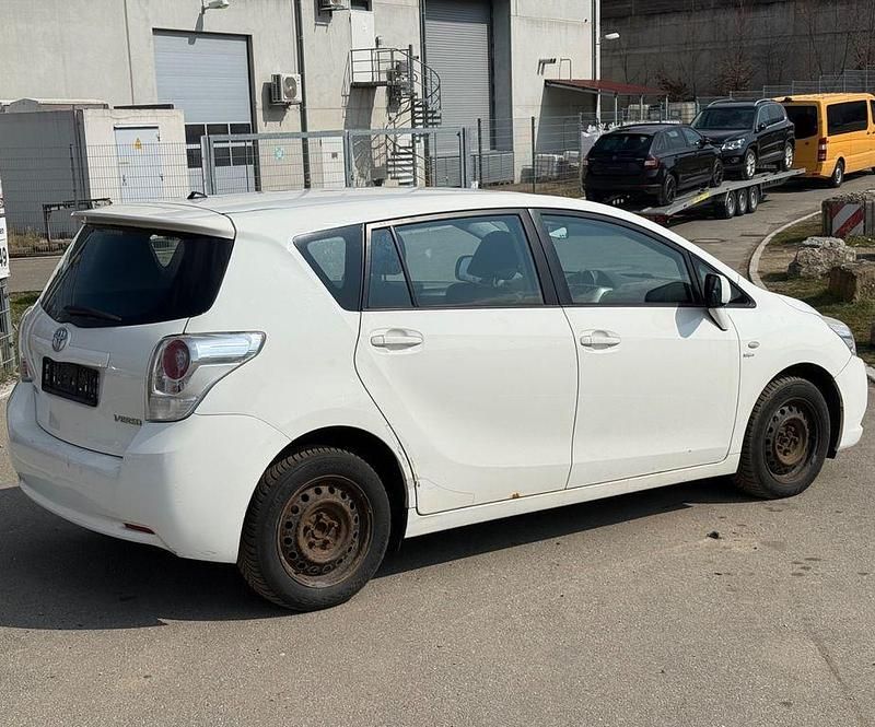 Gebraucht Toyota Verso 126 PS (92 kW) 2011 Weiß Van / Kleinbus