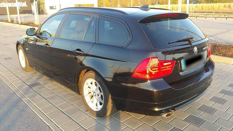 Gebraucht BMW 320 184 PS (135 kW) 2012 Schwarz Kombi