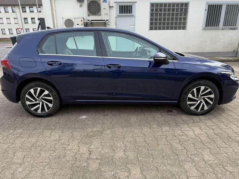 Gebraucht VW Golf VIII 150 PS (110 kW) 2020 Atlantic blue metallic Kleinwagen